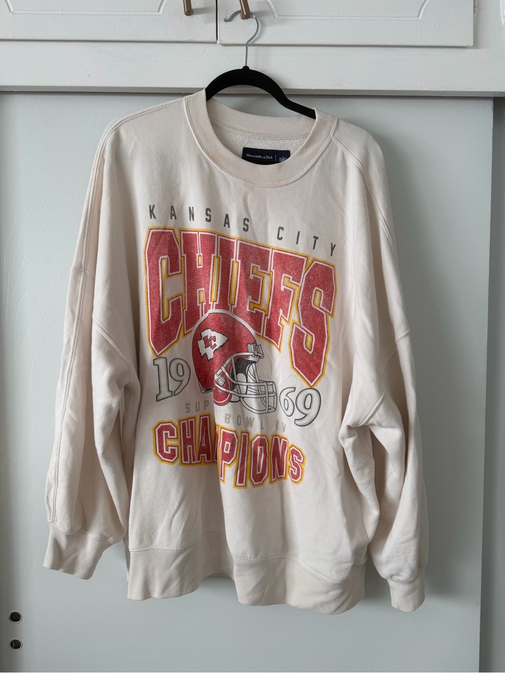 Abercrombie & Fitch Cream Kansas City Chiefs Graphic Crewneck